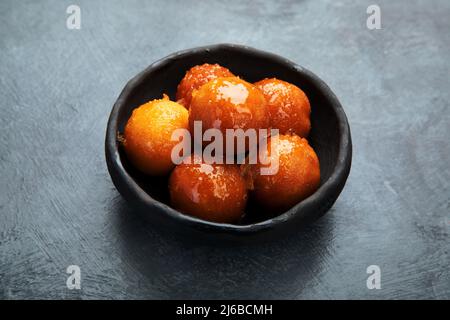 Gulab Jamun auf grauem Hintergrund. Traditionelles orientalisches Speisekonzept. Süße indische Snacks. Stockfoto