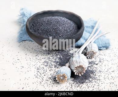 Zusammensetzung mit Mohnsamen auf grauem Hintergrund. Bio-Food-Konzept. Stockfoto