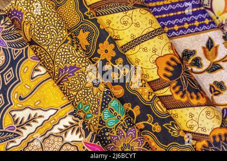 Fröhliche und farbenfrohe Batikkleidung, die oft in Indonesien zu finden ist. Viele Touristen nehmen das als Souvenir mit nach Hause Stockfoto