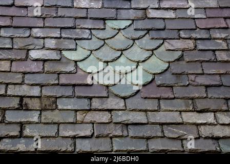 Alte Dachschiefer auf einem alten Landhausdach Stockfoto