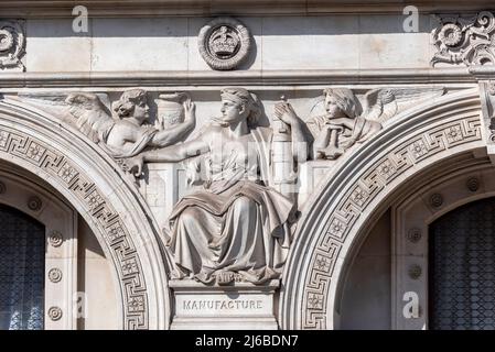 Steinarbeiten Details über Gebäude des Außenministeriums, des Commonwealth und des Entwicklungsbüros für Wohnungen von Regierungsbehörden, London, Großbritannien. Fertigen Skulptur Stockfoto