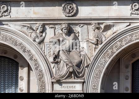 Steinarbeiten Details über Gebäude des Außenministeriums, des Commonwealth und des Entwicklungsbüros für Wohnungen von Regierungsbehörden, London, Großbritannien. Wissenschaftliche Skulptur Stockfoto