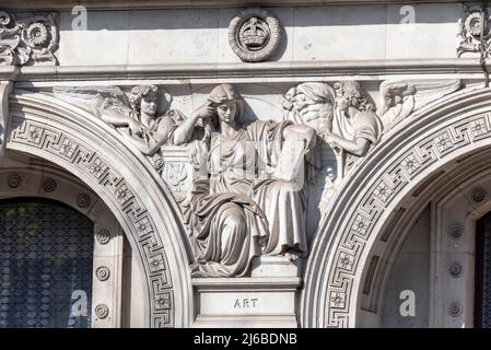 Steinarbeiten Details über Gebäude des Außenministeriums, des Commonwealth und des Entwicklungsbüros für Wohnungen von Regierungsbehörden, London, Großbritannien. Kunstskulptur Stockfoto