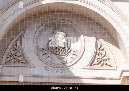 Steinarbeiten Details über Gebäude des Außenministeriums, des Commonwealth und des Entwicklungsbüros für Wohnungen von Regierungsbehörden, London, Großbritannien. Königin Elizabeth I. Stockfoto