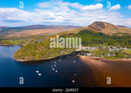 Luftaufnahme des Dorfes Balmaha und des Conic Hill am Loch Lomond, Schottland, Großbritannien Stockfoto