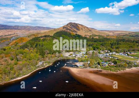 Luftaufnahme des Dorfes Balmaha und des Conic Hill am Loch Lomond, Schottland, Großbritannien Stockfoto