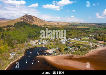 Luftaufnahme des Dorfes Balmaha und des Conic Hill am Loch Lomond, Schottland, Großbritannien Stockfoto