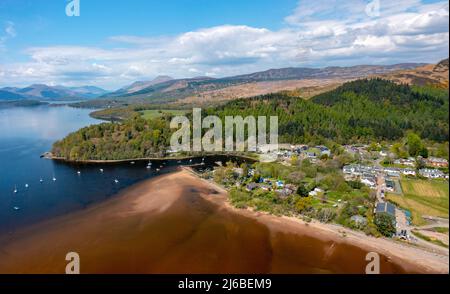 Luftaufnahme des Dorfes Balmaha am Loch Lomond, Schottland, Großbritannien Stockfoto