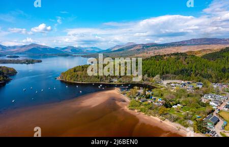 Luftaufnahme des Dorfes Balmaha am Loch Lomond, Schottland, Großbritannien Stockfoto