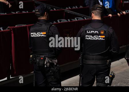 Granada Spanien, 17. April 2022.zwei Polizisten in Uniform gehen zusammen, während sie bei einem Ereignis die öffentliche Ordnung aufrechterhalten. Stockfoto
