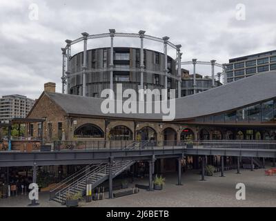 LONDON, Großbritannien - 27. APRIL 2022: Außenansicht der Wohnanlage Gasolders in King's Cross Stockfoto