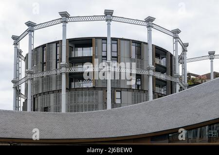 LONDON, Großbritannien - 27. APRIL 2022: Außenansicht der Wohnanlage Gasolders in King's Cross Stockfoto