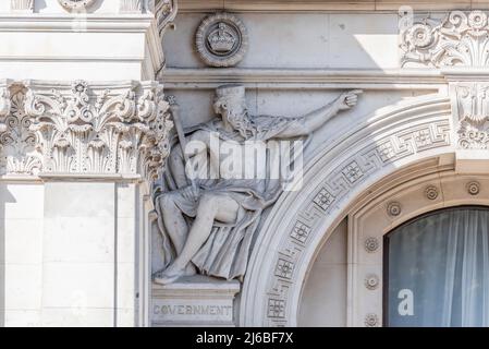 Steinarbeiten Details über Gebäude des Außenministeriums, des Commonwealth und des Entwicklungsbüros für Wohnungen von Regierungsbehörden, London, Großbritannien. Regierungsfigur Stockfoto