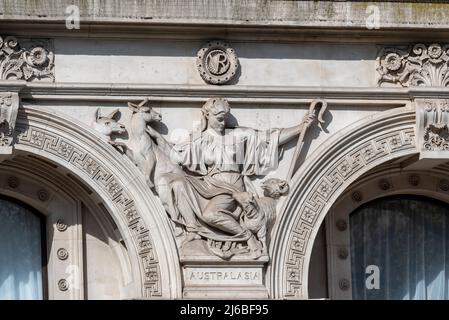 Steinarbeiten Detail auf Außen-, Commonwealth und Development Office Gebäude Gehäuse Regierungsabteilungen, London. Australasia Skulptur mit Tieren Stockfoto