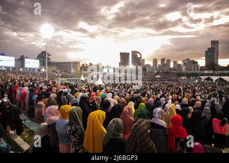 (220430) -- ADDIS ABEBA, 30. April 2022 (Xinhua) -- Ddevotees besuchen eine Straße Iftar, um am 29. April 2022 auf dem Meskel-Platz in Addis Abeba, Äthiopien, das Fasten des islamischen heiligen Monats Ramadan zu brechen. (Xinhua/Michael Tewelde) Stockfoto