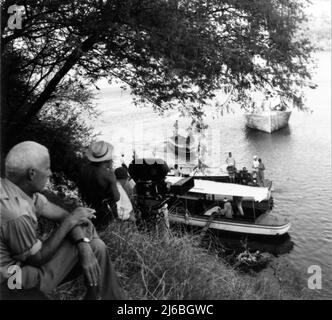 Regisseur HOWARD HAWKS am Drehort mit Camera Crew in Ägypten während der Dreharbeiten zum LAND DER PHARAONEN 1955 Regisseur / Produzent HOWARD HAWKS Schriftsteller William Faulkner Harry Kurnitz und Harold Jack Bloom Musik Dimitri Tiomkin Continental Company / Warner Bros Stockfoto