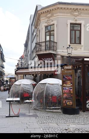 Transparente kugelförmige Zelte im Restaurant in Bukarest, Rumänien, um Gäste voneinander zu trennen, um COVID-Infektionen zu verhindern und soziale Distanzierungen zu vermeiden Stockfoto