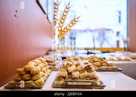 2022-04-30 11:12:39 DEN HAAG - in Vorbereitung für das Zuckerfest werden Delikatessen in der Bäckerei am Ende des Ramadan zubereitet. Der islamische Fastenmonat ist vorbei. Muslime auf der ganzen Welt dürfen tagsüber wieder essen, trinken und rauchen. Sie feiern das Ende des Fastens mit Eid al-Fitr, auch bekannt als das Zuckerfest. ANP PHIL NIJHUIS niederlande Out - belgien Out Stockfoto