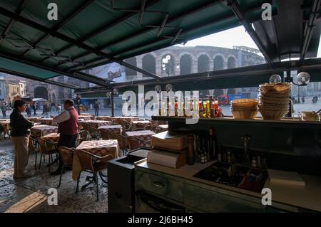 Verona, Italien 14/10/2005: Restaurant mit Blick auf die Arena. © Andrea Sabbadini Stockfoto