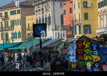 Verona, Italien 14/10/2005: Touristenmarkt, piazza Bra. ©Andrea Sabbadini Stockfoto