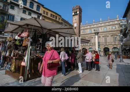 Verona, Italien 14/10/2005: Marktplatz auf der piazza delle Erbe. © Andrea Sabbadini Stockfoto