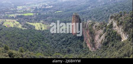 Panoramablick über die felsige Landschaft in Osona, Katalonien Stockfoto