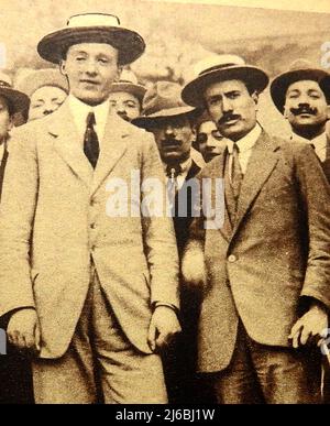 Ein frühes Foto eines jungen Benito Mussolini 1883-1945 (mit Schnurrbart - rechts), der neben seinem damals engsten Mitarbeiter Corridon stand. (Filippo Corridoni 1887-1915 , italienischer Gewerkschafter und Syndikalist.) ----------------------- Una prima fotografia di un giovane Benito Mussolini 1883-1945 (con i baffi - a destra) in piedi accanto al suo più stretto collaboratore in quel momento, Corridon. (Filippo Corridoni 1887-1915 , Sindacalista italiano.) Stockfoto