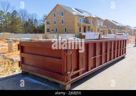 Beladener Müllcontainer eine Bauhausrenovierung mit Bauschutt Müllcontainer Stockfoto