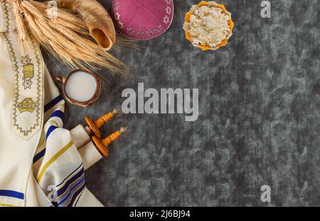 Symbole der jüdischen Feiertag Shavuot tora und Shofar alten roten Hintergrund. Stockfoto