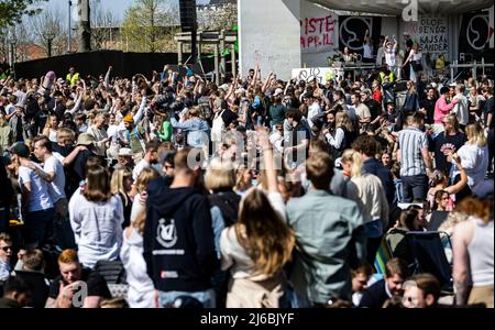 Nach einer zweijährigen Pandemiepause wurde am Samstag, dem 30.. April 2022, im Stadsparken (Stadtpark) in Lund, Schweden, erneut der letzte April mit der weltweit größten spontanen Party gefeiert. Rund 30.000 Studenten werden voraussichtlich zum Frühlingsbeginn nach Stadsparken gehen. Foto: Johan Nilsson / TT / Code 50090 Stockfoto