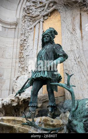 König Matthias und Hirsch auf Alajos Stróbl Matthias-Brunnen; eine monumentale Brunnengruppe auf dem westlichen Vorplatz der Budaer Burg, Budapest. Stockfoto