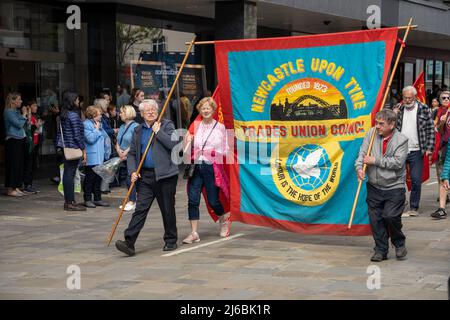 Newcastle upon Tyne, Großbritannien - 30.. April 2022: Die Menschen nehmen an einem Mai-Tag-marsch Teil, feiern und kämpfen für Arbeitnehmerrechte, Gleichheit, den NHS und teilen die Hoffnung auf Frieden und Gerechtigkeit. Quelle: Hazel Plater/Alamy Live News Stockfoto