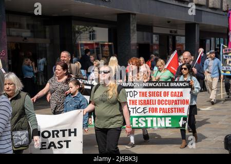 Newcastle upon Tyne, Großbritannien - 30.. April 2022: Die Menschen nehmen an einem Mai-Tag-marsch Teil, feiern und kämpfen für Arbeitnehmerrechte, Gleichheit, den NHS und teilen die Hoffnung auf Frieden und Gerechtigkeit. Quelle: Hazel Plater/Alamy Live News Stockfoto