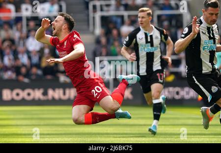 Liverpools Diogo Jota wurde während des Spiels der Premier League im St. James' Park, Newcastle upon Tyne, von Emil Krafth aus Newcastle United angefoolt. Bilddatum: Samstag, 30. April 2022. Stockfoto