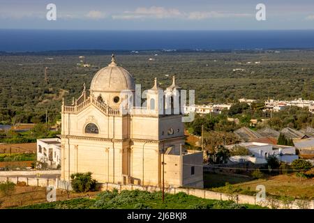 Erhöhte Ansicht der Kirche unserer Lieben Frau 'ella Grata'. Ostuni. Provinz Brindisi, Apulien (Apulien) Italien. Das Heiligtum der Madonna della Grata ist ein Stockfoto