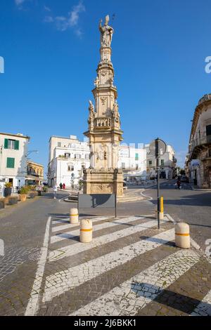 Colonna di Sant'Oronzo von der Via Matteo Renato Imbriani in Ostuni. Provinz Brindisi, Apulien (Apulien) Italien. Hoch dekorierte Steinsäule zu Ehren der t Stockfoto