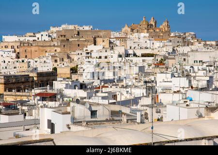 Panoramablick auf Ostuni. Provinz Brindisi, Apulien (Apulien) Italien. Stockfoto