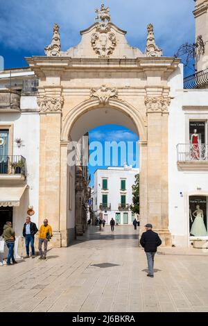 Das Tor zur Altstadt von Martina Franca, Apulien (Apulien). Martina ist eine Stadt in der italienischen Provinz Tarent. Stockfoto