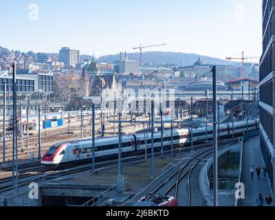 Zürich, Schweiz - März 5. 2022: Blick von Negrellisteg über die Zentraleisenbahnachse zum Hauptbahnhof Stockfoto