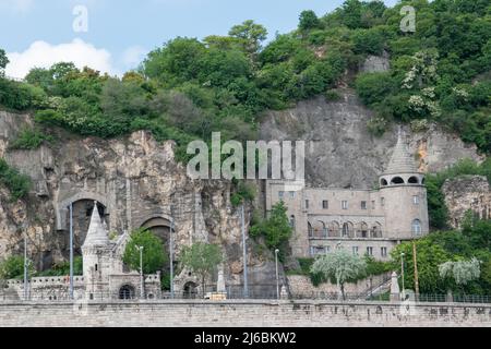 Gellért Hill Cave, Budapest, Ungarn. Grotto-Kapelle in einem Höhlennetzwerk am Hang, früher als Kloster und Feldlazarett des Zweiten Weltkriegs genutzt. Stockfoto