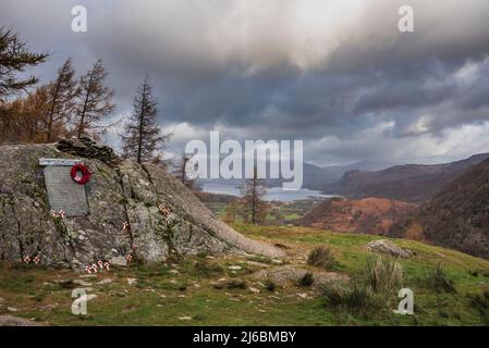 Schönes Landschaftsbild von der Aussicht von Castle Crag auf Derwentwater, Keswick, Skiddaw, Blencathra und Walla Crag im Lake District Stockfoto