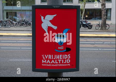Plakatwand 5.. Mai Vrijheidsmaaltijd in Amsterdam Niederlande 25-4-2022 Stockfoto