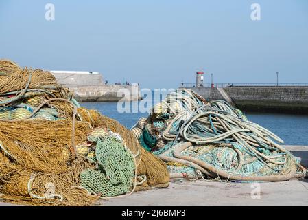 Fischernetze in den Hafen geworfen Stockfoto