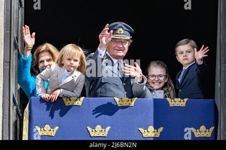 Königin Silvia, Prinz Gabriel, König Carl Gustaf, Prinzessin Estelle und Prinz Oscar bei der Feier des Geburtstages des Königs am Samstag, dem 30. April 2022, im Stockholmer Schloss. Foto: Jonas Ekströmer / TT / Code 10030 Stockfoto