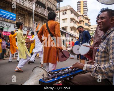 Mumbai, Indien - 02. April 2022 : Musiker spielen traditionelle Instrumente während der Parade zum Hindu-Neujahr. Stockfoto