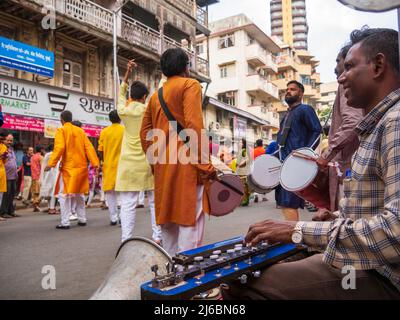 Mumbai, Indien - 02. April 2022 : Musiker spielen traditionelle Instrumente während der Parade zum Hindu-Neujahr. Stockfoto