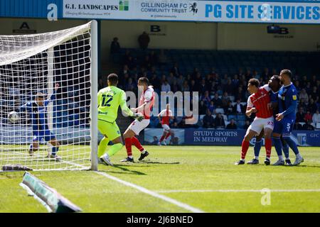 Rarmani Edmonds-Green (rechts) von Rotherham United erzielt das erste Tor des Spiels während des Sky Bet League One-Spiels im MEMS Priestfield Stadium, Gillingham. Bilddatum: Samstag, 30. April 2022. Stockfoto