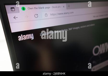 KONSKIE, POLEN - 27. April 2022: www.alamy.com Alamy Website auf Laptop-Computer angezeigt Stockfoto