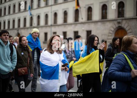 Etwa 78 russische Oppositionelle versammelten sich in München, Deutschland, um gegen Wladimir Putin und den Krieg gegen die Ukraine zu protestieren. Ein Aktivist, der als Vladimir Putin als Gefangener verkleidet ist. (Foto von Alexander Pohl/Sipa USA) Stockfoto