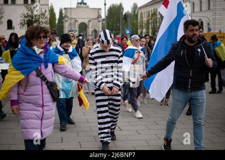 Etwa 78 russische Oppositionelle versammelten sich in München, Deutschland, um gegen Wladimir Putin und den Krieg gegen die Ukraine zu protestieren. Ein Aktivist, der als Vladimir Putin als Gefangener verkleidet ist. (Foto von Alexander Pohl/Sipa USA) Stockfoto